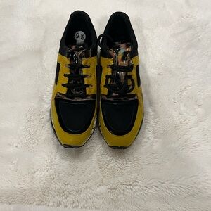 Steve Madden Stylish Yellow and Black w/Dalmatian accents
Ladies Sneakers 9.5